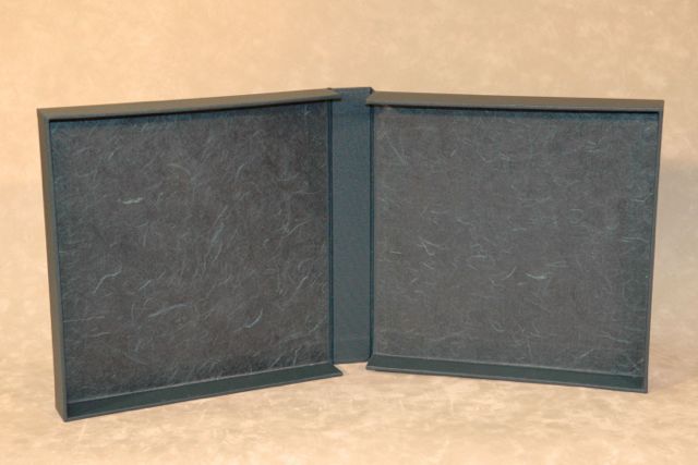een overslag-doos met japans papier afgewerkt, een handmade limited edition